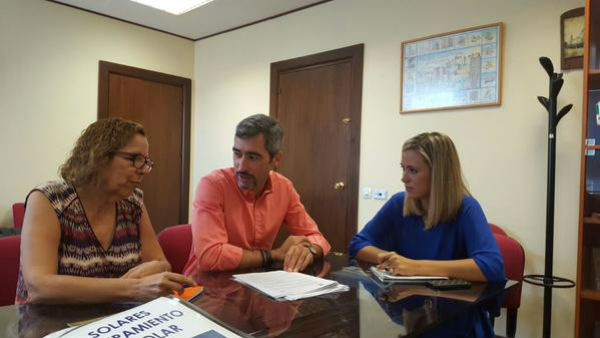 El alcalde Víctor Navas y la concejala Elena Galán presentan a la Delegada Provincial de Educación la parcela del nuevo instituto