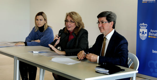 La alcaldesa mantiene una reunión con cerca de un centenar de residentes británicos.