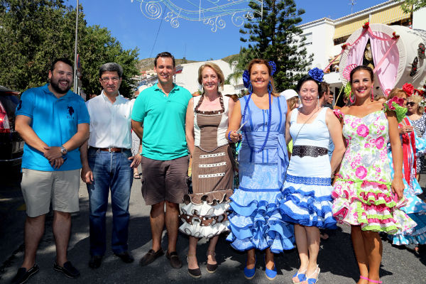 Cientos de personas acompañaron a la Virgen de La Cruz en su tradicional Romería por Benalmádena Pueblo