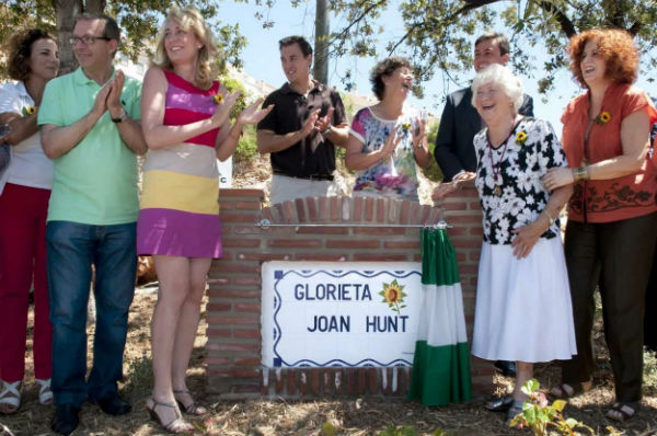 El Ayuntamiento de Benalmádena rinde un emotivo homenaje a la Presidenta de Cudeca, Joan Hunt