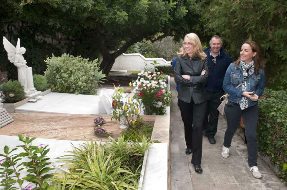 La Alcaldesa comprueba las mejoras en los cementerios del municipio para la festividad del Día de Todos los Santos