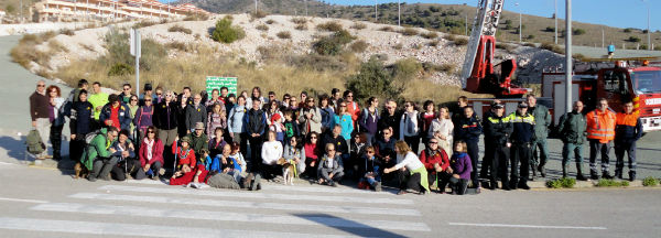 Cerca de un centenar de personas participan en la jornada de senderismo a beneficio de Cudeca
