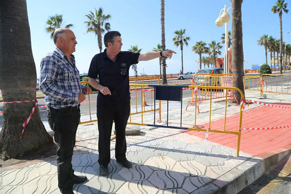 Servicios Operativos reordena contenedores en la confluencia de Avenida Antonio Machado y Calle Águila