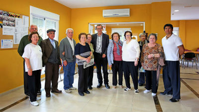 Salido visita a los mayores del centro de día 'Silvestre González' durante el transcurso de uno de los talleres