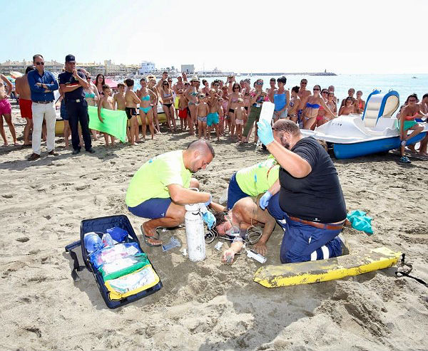 Los servicios de emergencias de Benalmádena realizan un simulacro de socorrismo acuático en la Playa Malapesquera