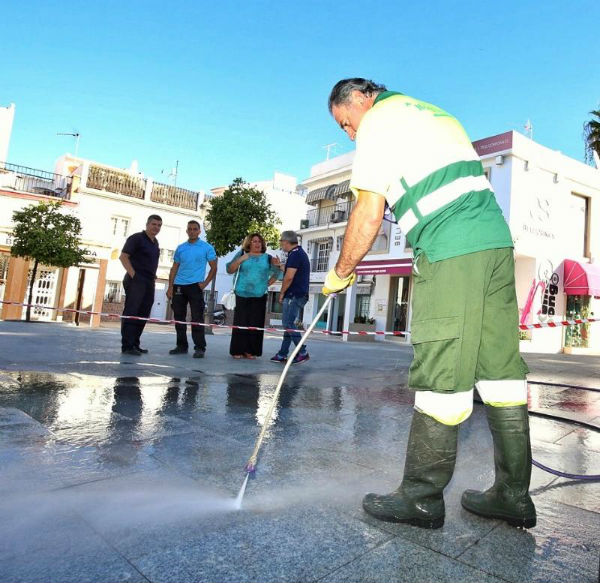 Servicios Operativos realiza una prueba con un sistema de recuperación del pavimento en el centro del Arroyo de la Miel.