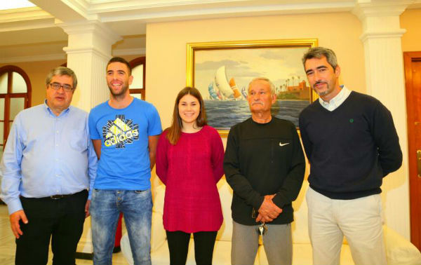 El Alcalde Víctor Navas y el Concejal de Deportes, Joaquín Villazón, reciben a dos jóvenes benalmadenses Campeones de España de Taekwondo