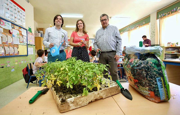Alumnos de 2º de Primaria del CEIP La Leala participan en un Taller de Jardinería dentro de las actividades organizadas para celebrar el Día Mundial del Medio Ambiente