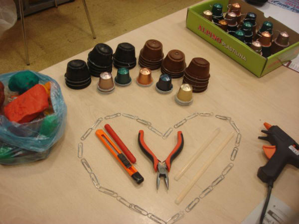 La Biblioteca Pública invita a los niños a crear adornos navideños a partir de materiales reciclados