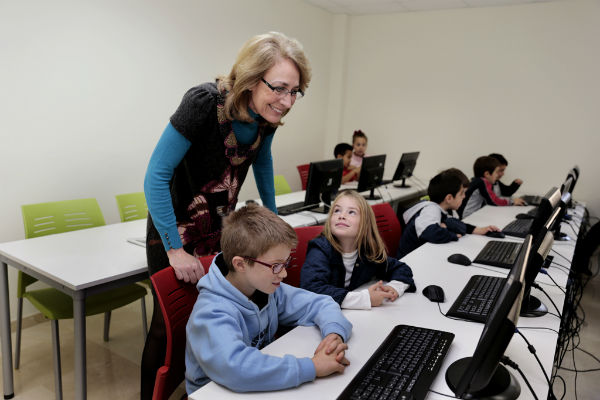 Los menores del municipio disfrutan de un taller de Robótica en el Parque Innova.