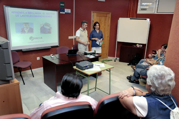 Usuarios profundizan en la defensa de sus derechos en telefonía móvil en un taller para consumidores