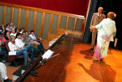 Los mayores del 'Anica Torres' consiguen llenar el aforo de la Casa de la Cultura con su representación teatral
