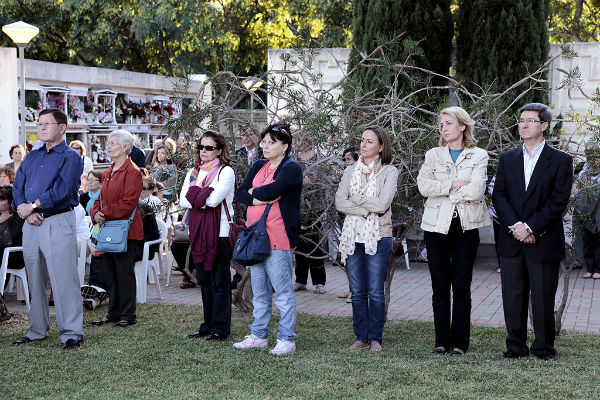 Miles de benalmadenses visitan los cementerios durante la Festividad de Todos los Santos