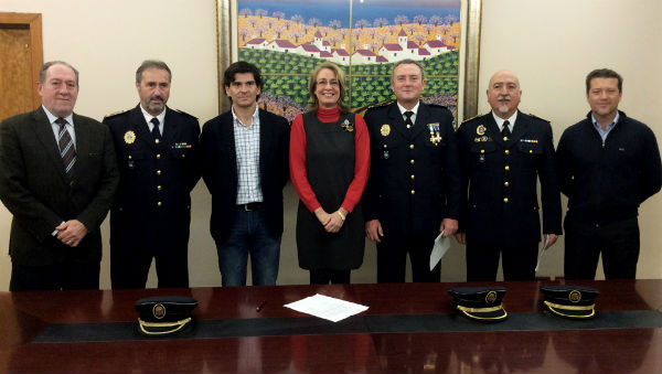 La alcaldesa preside la toma de posesión de los dos nuevos subinspectores de la Policía Local de Benalmádena