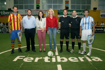 La Alcaldesa preside el encuentro de cuartos de final de la liga de fútbol indoor entre los veteranos y el Valencia