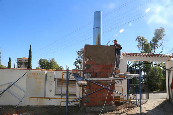 Servicios Operativos realizan trabajos de mejora en el cementerio de Benalmádena Pueblo