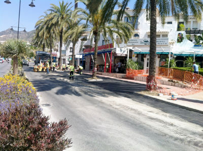 El Ayuntamiento acomete mejoras en el acerado, asfaltado y aparcamiento de la avenida de Las Palmeras