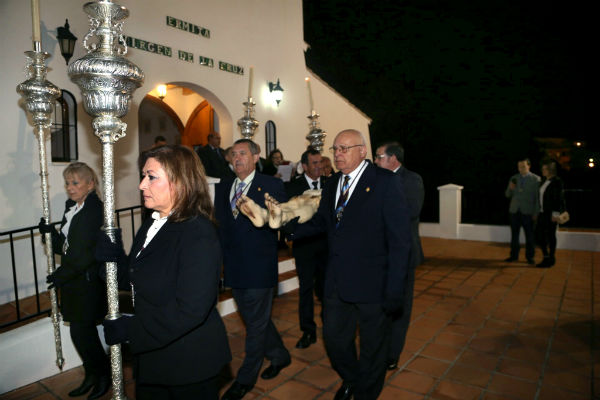 Más de un centenar de benalmadenses acompañan al Cristo Yacente durante su traslado a la iglesia del pueblo.