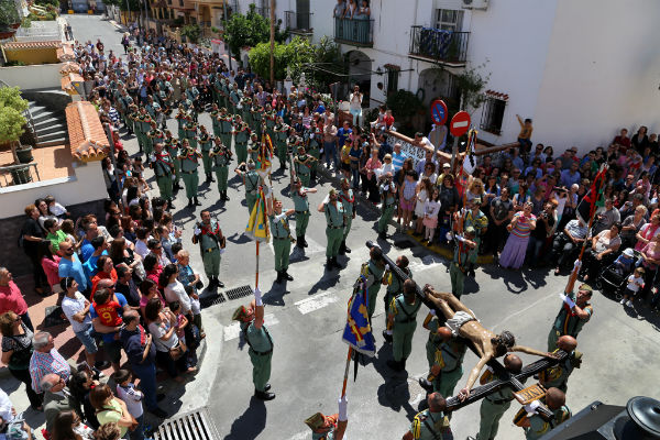 Arroyo de la Miel arropa al Cristo de la Redención en su traslado