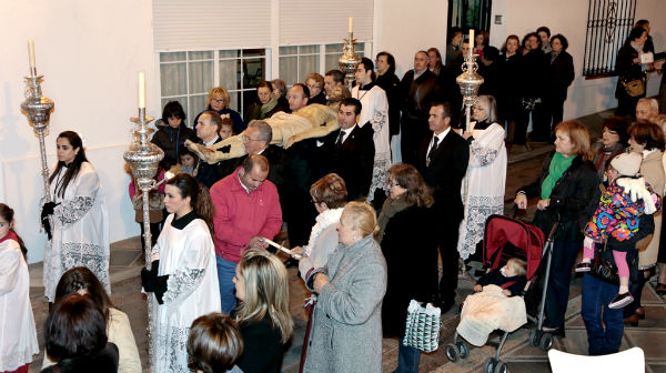 El pueblo arropa el Traslado del Cristo Yacente de la Hermanda de Nuestro Padre Jesús Nazareno