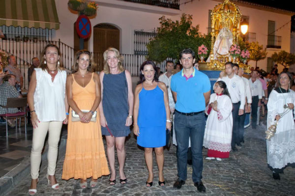 Cientos de benalmadenses acompañaron a la Virgen de la Cruz en su traslado a la iglesia de Santo Domingo de Guzmán