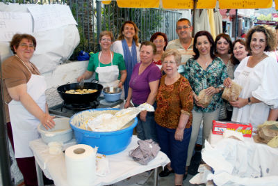 Cerca de un centenar de personas asistieron a la venta solidaria de buñuelos por parte de la Peña de La Cruz