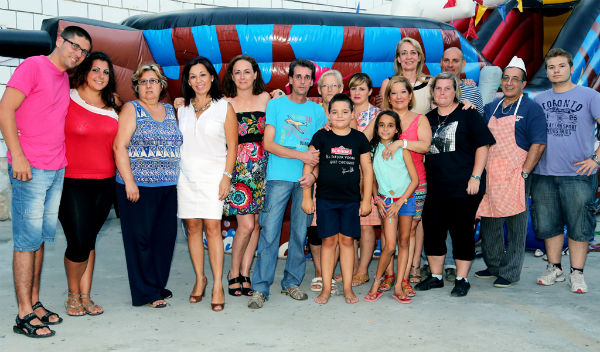 La Alcaldesa asiste a la verbena a beneficio de la Cofradía del Coronado de Espinas y a la 'I Noche Rociera'