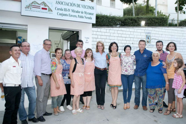 La alcaldesa comparte con los vecinos de Carola su tradicional verbena para dar la bienvenida a las Fiestas de San Juan