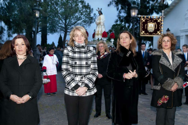La alcaldesa asiste al Vía Crucis oficial de la Semana Santa de Benalmádena 2014