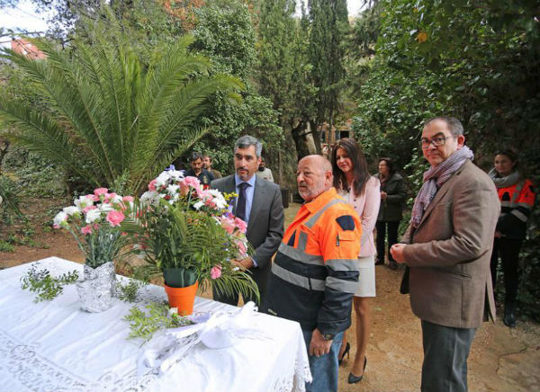 Voluntarios de Protección Civil realizan su tradicional ofrenda floral a su patrona la Virgen de Lourdes
