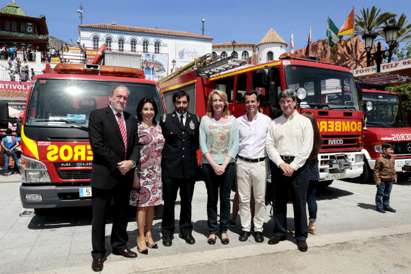 Cerca de 10.000 personas disfrutan de la VII festividad de los bomberos en el parque de atracciones 'Tívoli World'