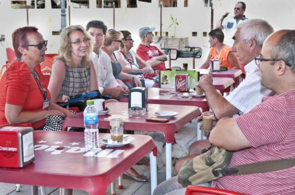 La alcaldesa mantiene un encuentro con los voluntarios y usuarios de la Asociación 'Age Care'