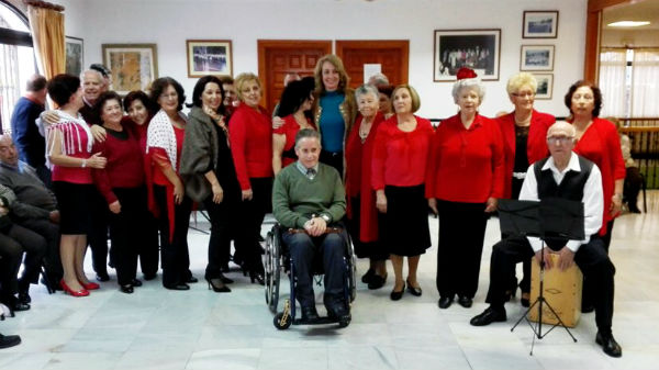 La alcaldesa comparte con los mayores sus bailes semanales en el Centro de Día 'Anica Torres'