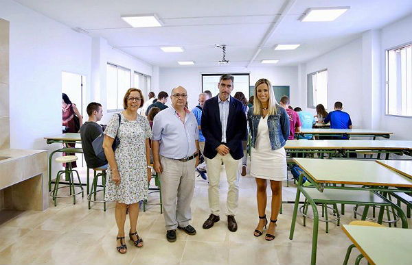 El Alcalde Víctor Navas y la Delegada de Educación, Patricia Alba, visitan el IES Cerro del Viento tras la finalización de sus obras de mejora