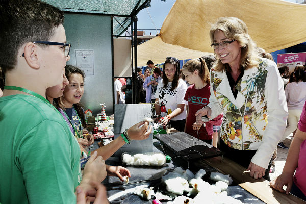 Más de medio millar de alumnos visitan la VII Feria de las Ciencias en la Plaza de la Mezquita