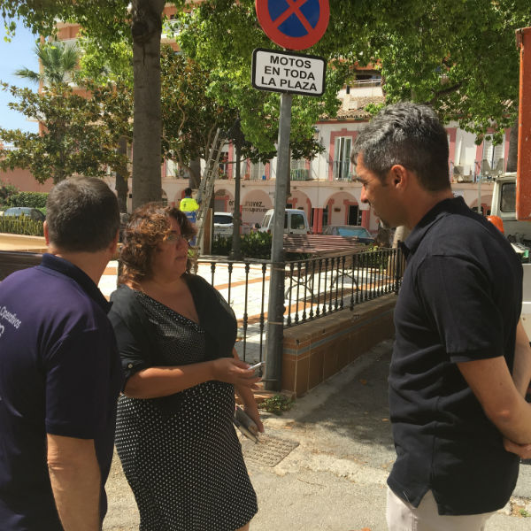 El Ayuntamiento realiza labores de limpieza y mejora en el entorno de la Plaza Olé en Benalmádena Costa