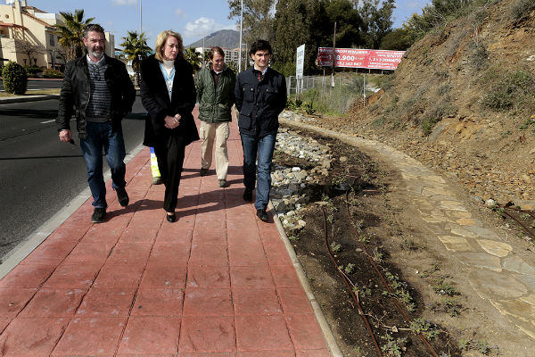 La alcaldesa visita los trabajos de embellecimiento de la avenida del Sol