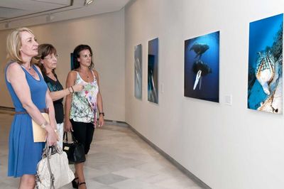 La Alcaldesa Visita la Nueva Muestra del Centro de Exposiciones 