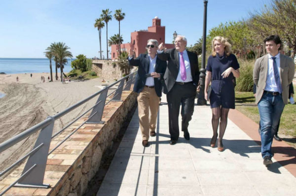 La Alcaldesa y el Subdelegado del Gobierno visitan los trabajos de regeneración de las playas de Benalmádena