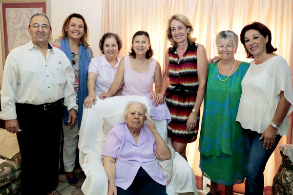 La Alcaldesa visita a Rosario Pedrosa, vecina de Arroyo de la Miel que ha cumplido 100 años