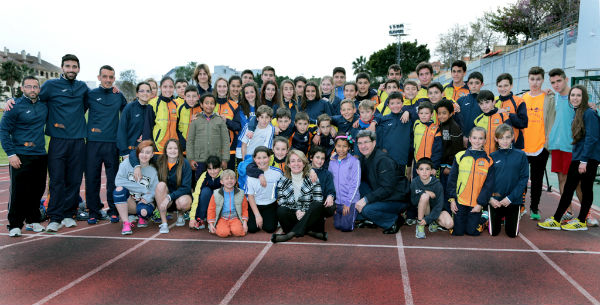 La regidora comparte con los alumnos de la Escuela Municipal de Atletismo uno de sus entrenamientos