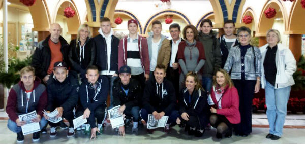 Un grupo de estudiantes daneses visitan el Belén municipal en la Casa de la Cultura