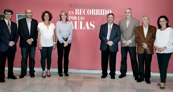García Gálvez y Villanova visitan la muestra del Centro de Exposiciones 'De la Escuela al Colegio'