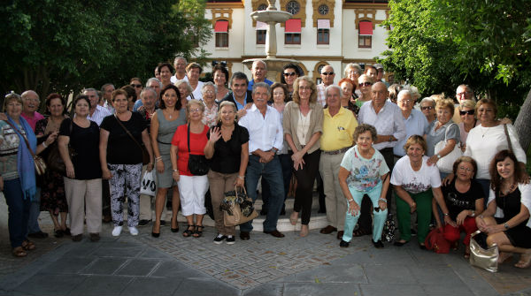 La alcaldesa de Benalmadena comparte con mayores del municipio el programa 'Hoy vamos a Diputación'