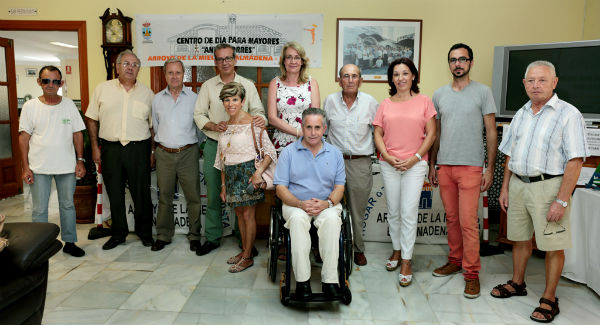 La alcaldesa inaugura en el centro de dìa 'Anica Torres' la exposiciòn de miniaturas en madera de Diego Fernàndez