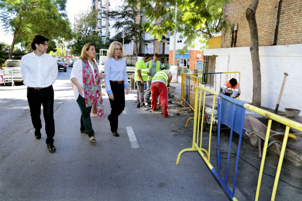 La alcaldesa comprueba las actuaciones de mejora que se llevan a cabo en la barriada de Bonanza