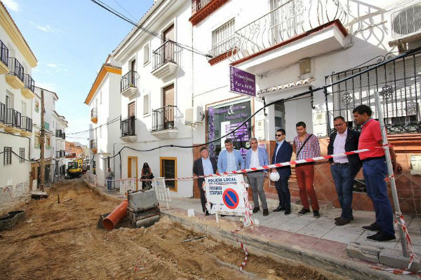 El Alcalde de Benalmádena, Víctor Navas; y el Concejal de Urbanimos, Vías y Obras, Óscar Raimundo, visitan las obras de renovación de la Calle Vicente Aleixandre