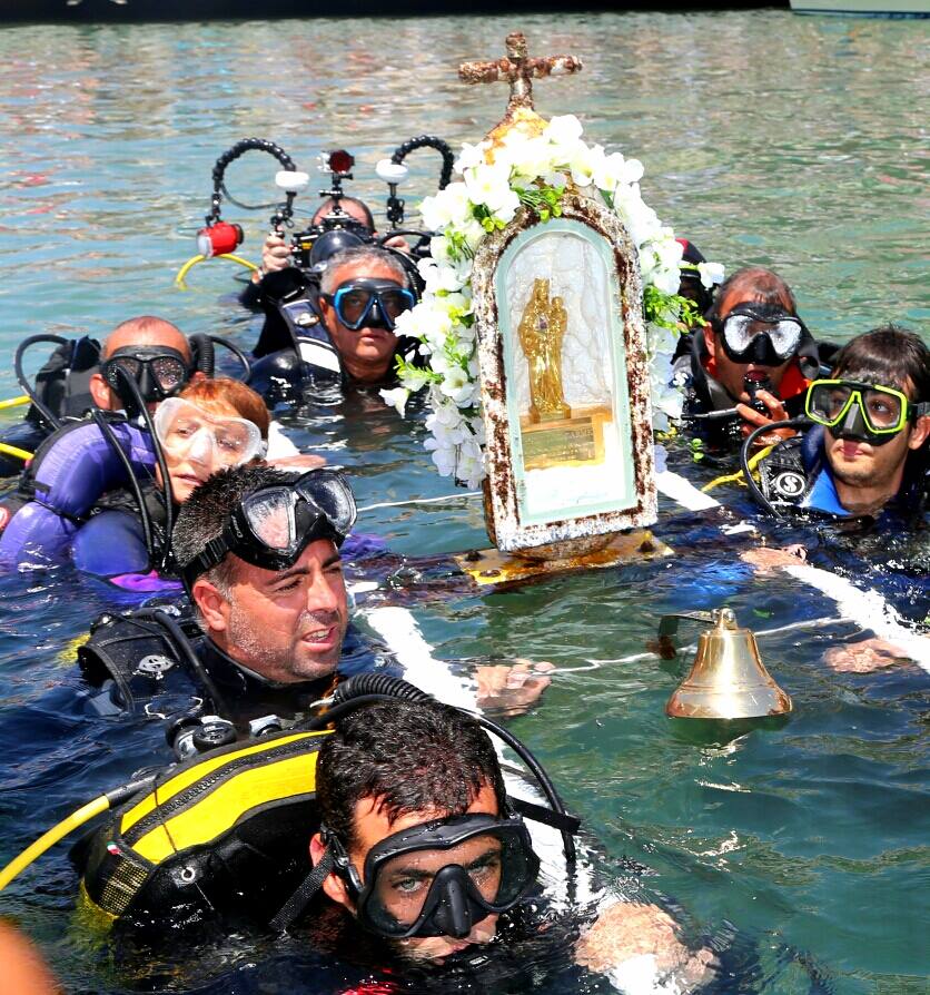 EMERSION OF THE IMAGE ACCOMPANIED BY DIVERS AND BOATS