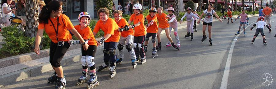 SKATING ON THE STREET